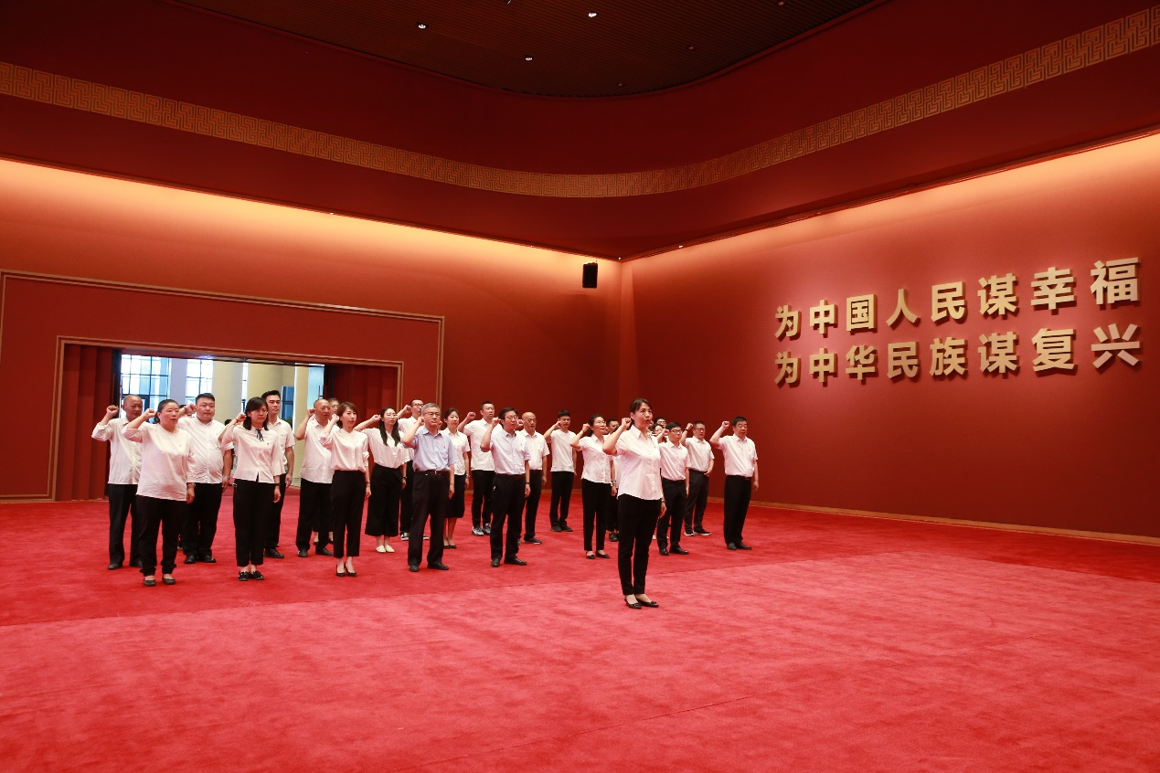 内蒙古展览馆参观“不忘初心 牢记使命——中国共产党历史展览”党员集体宣誓